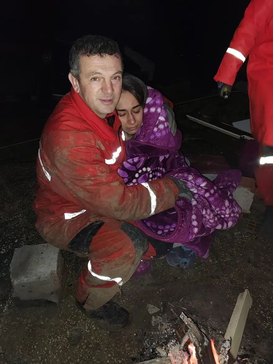 Şevval enkazdan 22 saat sonra çıkarıldı, ekiplere sarılıp ağladı 5