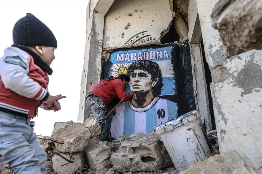 Maradona'nın resmi İdlib'de yıkılan bir evin duvarına çizildi 7