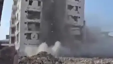 Hatay'da 10 katlı bina kontrollü olarak yıkıldı