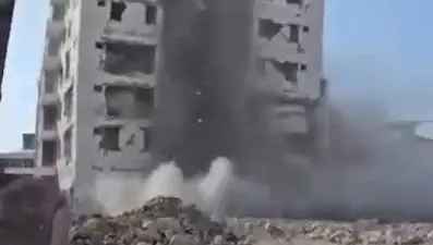 Hatay'da 10 katlı bina kontrollü olarak yıkıldı