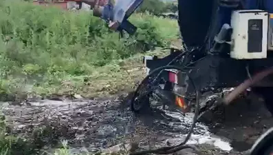 Belediye aracının dereye atık boşaltılmasına inceleme