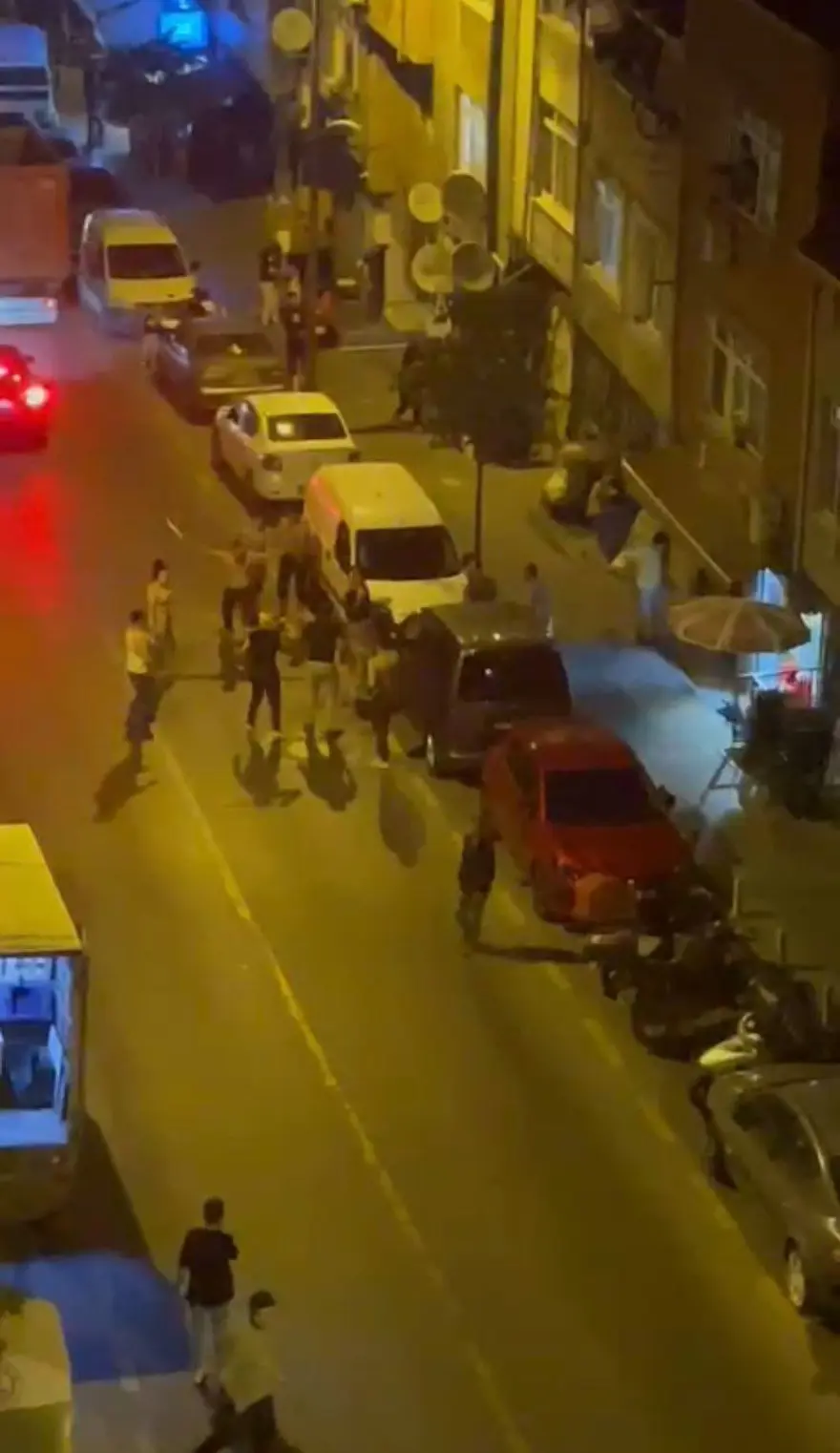 Akrabalar döner bıçaklarıyla birbirine girdi (Kavga alanında kaza yapan kuryeyi de dövdüler) 1 Akrabalar döner bıçaklarıyla birbirine girdi (Kavga alanında kaza yapan kuryeyi de dövdüler) 1