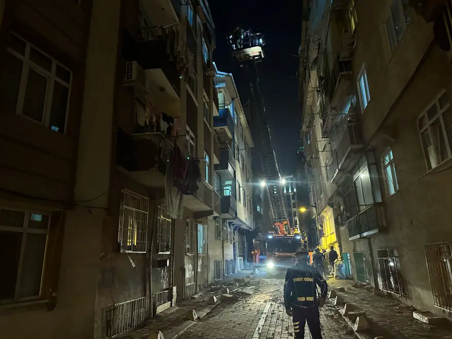 Zeytinburnu'nda terası kısmen çöken bina boşaltıldı 1 Zeytinburnu'nda terası kısmen çöken bina boşaltıldı 1