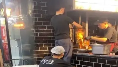 Pişmiş tavuk dönerin üzerine çiğ et koydular: İnceleme başlatıldı