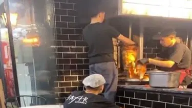 Pişmiş tavuk dönerin üzerine çiğ et koydular: İnceleme başlatıldı