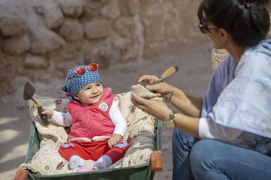 Arkeolog çiftin bebeği Sarya Hasankeyf kazı ekibinin neşe kaynağı oldu 19 Arkeolog çiftin bebeği Sarya Hasankeyf kazı ekibinin neşe kaynağı oldu 19