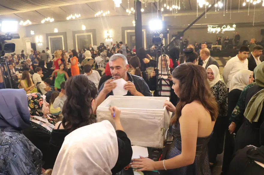 Düğünde dolarlar havada uçuştu: Geline 7 kilo altın takıldı 6