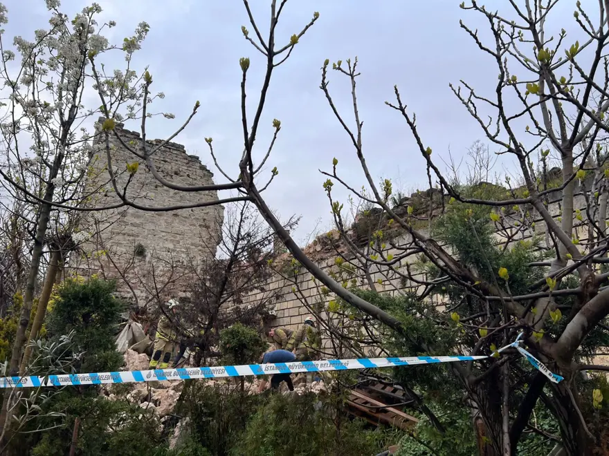 Fatih'te tarihi surlarda çökme: Enkaz altında kalan bir kişi hayatını kaybetti 1