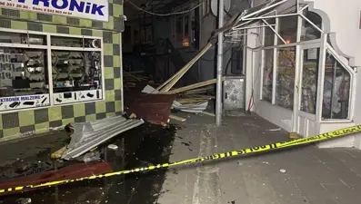 Artvin'i fırtına vurdu: Çatılar uçtu, ağaçlar devrildi