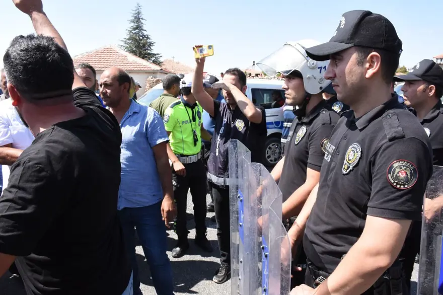 Yolu kapatıp üst geçit ve bariyer istediler 2