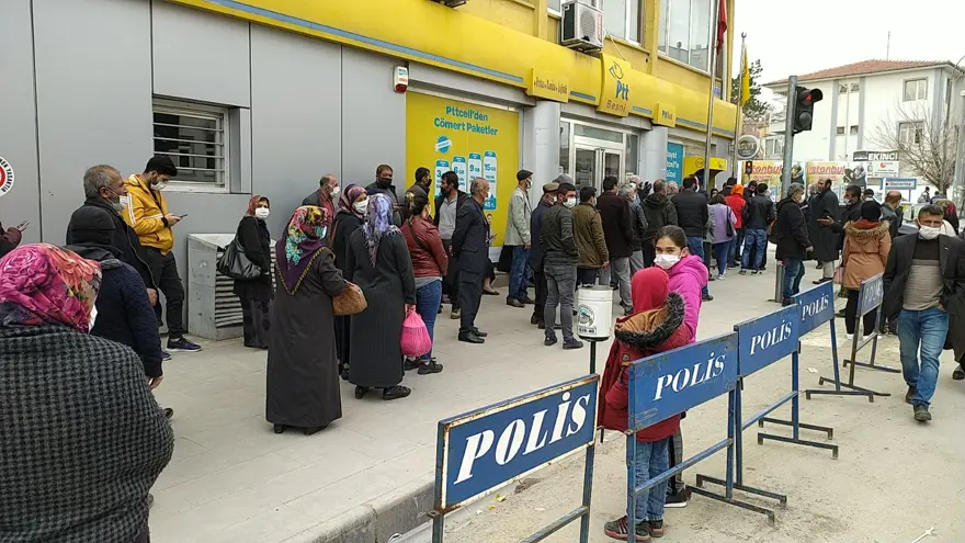 PTT şubesi önünde uzun kuyruk: Sosyal mesafe unutuldu 4