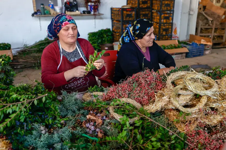 Antalyalı kadınlar Avrupa'ya Noel çelengi üretiyor 16