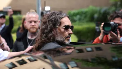 Russell Brand tecavüz ve saldırı suçlamalarını reddetti