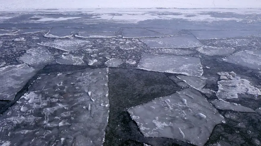 Hava sıcaklığı eksi 10 dereceye düşünce 40 kilometrekarelik göl buz tuttu 2