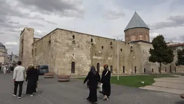 Önünden binlerce kişi geçiyor ama çoğu o kabrin kime ait olduğunu bilmiyor