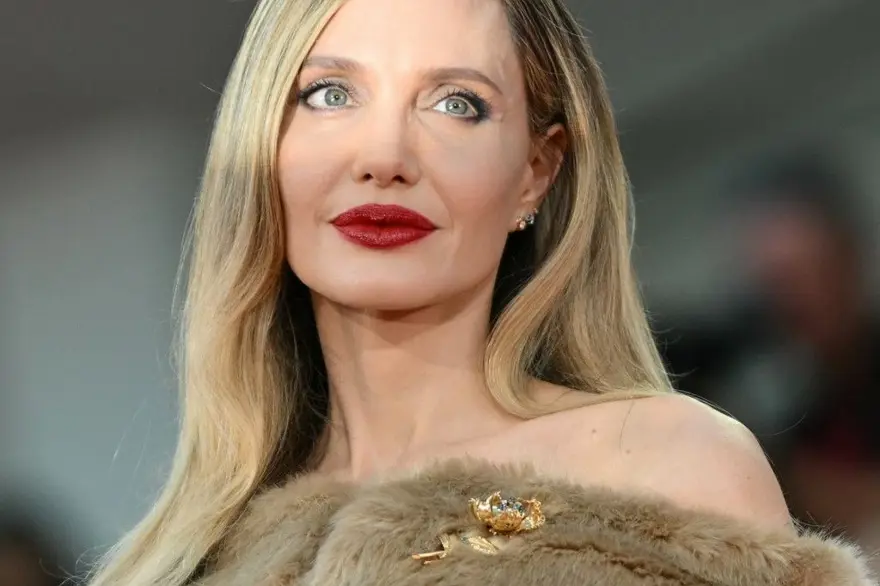 Yaşayan en çekici kadınlardan olan Angelina Jolie'nin porselen gibi cildinin sırrı ortaya çıktı! Yüzüne sürmediği gün yok 2