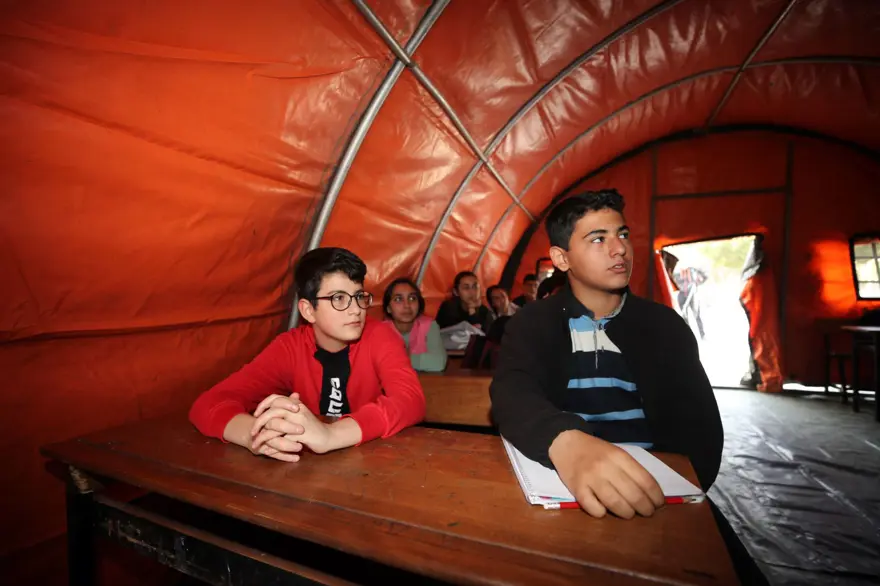 Depremzede öğrencilere çadırda LGS ve YKS kursu 1