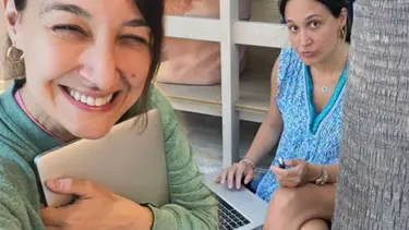 Tatilde senaryo yazan Gupse Özay'dan yeni kareler