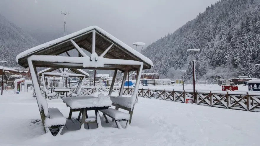 Uzungöl beyaza büründü, seyrine doyumsuz manzaralar oluştu 2