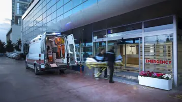 Traktör devrildi, sürücü can verdi