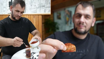Bir kez tattı, 10 yıldır vazgeçemiyor. Tatlıya, çaya hatta suya bile pul biber atıyor