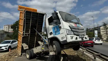 Ümraniye'de damperi açılan İSKİ kamyonu bariyerlere çarptı
