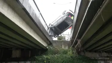 Takla atıp iki viyadük arasında asılı kaldı