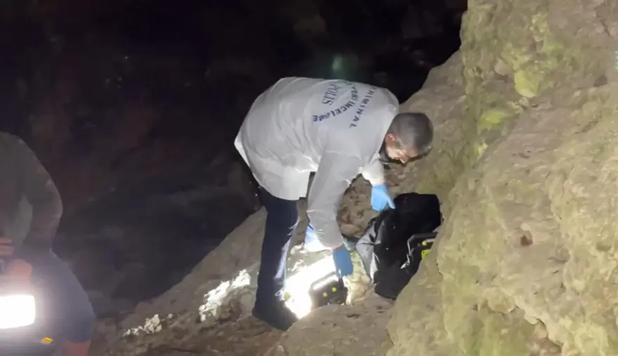 Safranbolu’da nefeskesen hırsız kovalamacası: Kanyona kaçan soyguncular yakalandı, altınlar bulundu 10