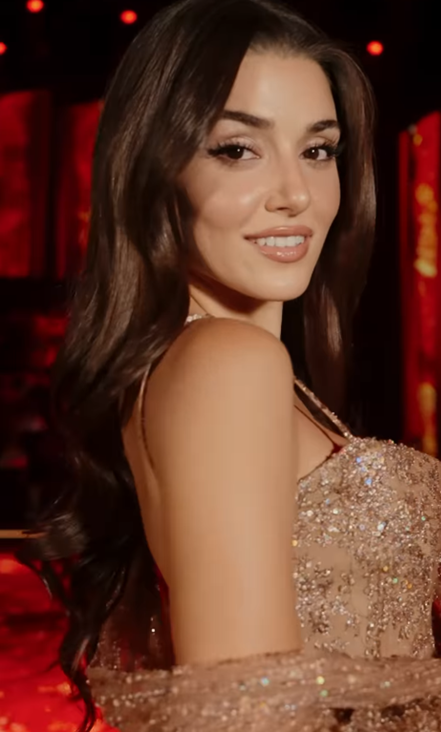 Suudi Arabistan'da Jennifer Lopez rüzgarı! Hande Erçel Hollywood yıldızlarıyla aynı davette 11