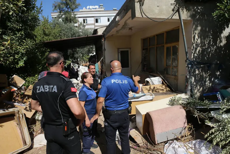 Yer: Antalya! 2 evden 8 kamyon çöp çıktı 3