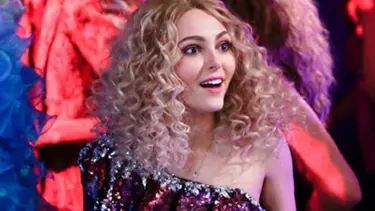 Carrie’nin yaratıcı hünerleri Larissa’nın ilgisini çekiyor!