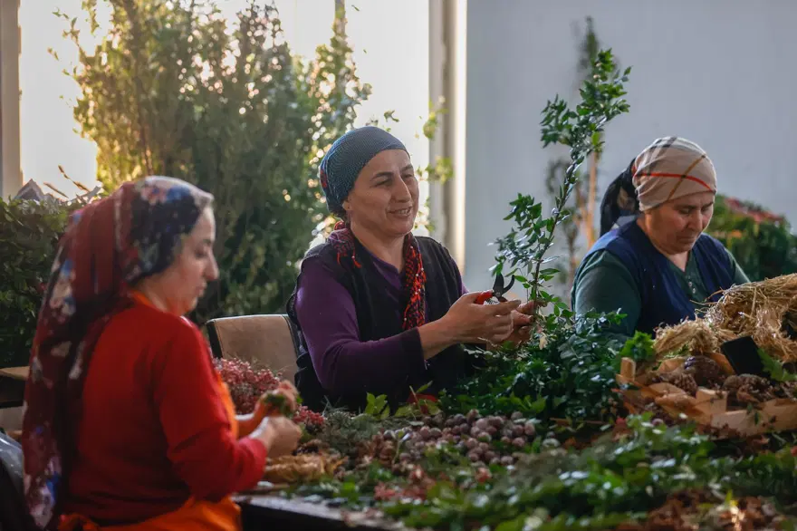 Antalyalı kadınlar Avrupa'ya Noel çelengi üretiyor 1
