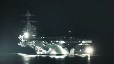 "Denizaltı Avcıları" dünyanın en büyük uçak gemisi için havalandı