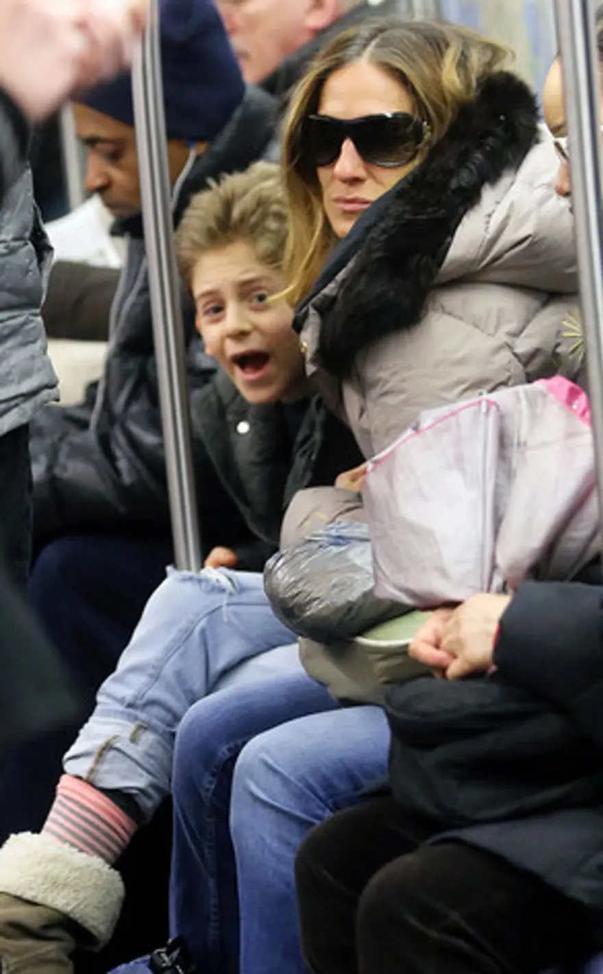 Oyuncu Merve Boluğur otobüste (Toplu taşıma kullanan ünlüler) 60