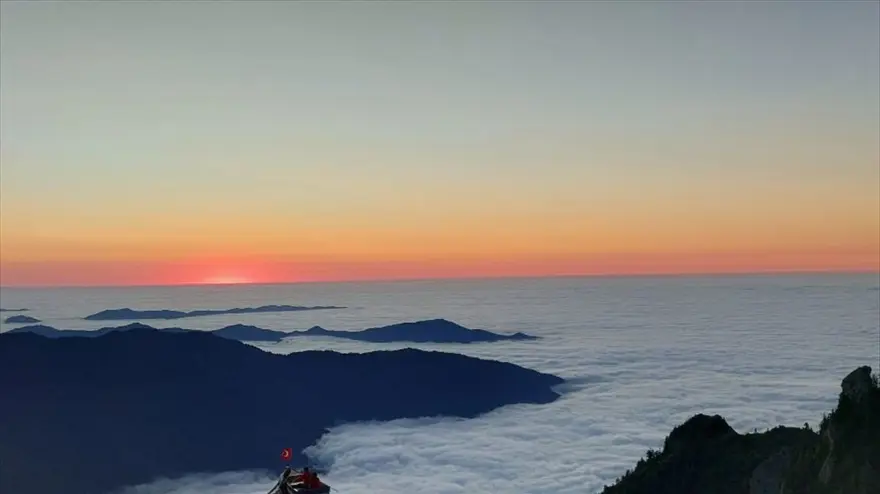 "Bulut denizi" için 2 bin 700 rakımlı yaylada kayık yaptı 