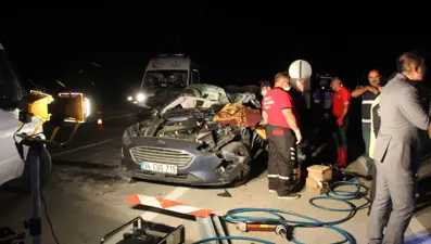 Sivas'ta otomobil kamyonete çarptı: 1 ölü, 2 yaralı