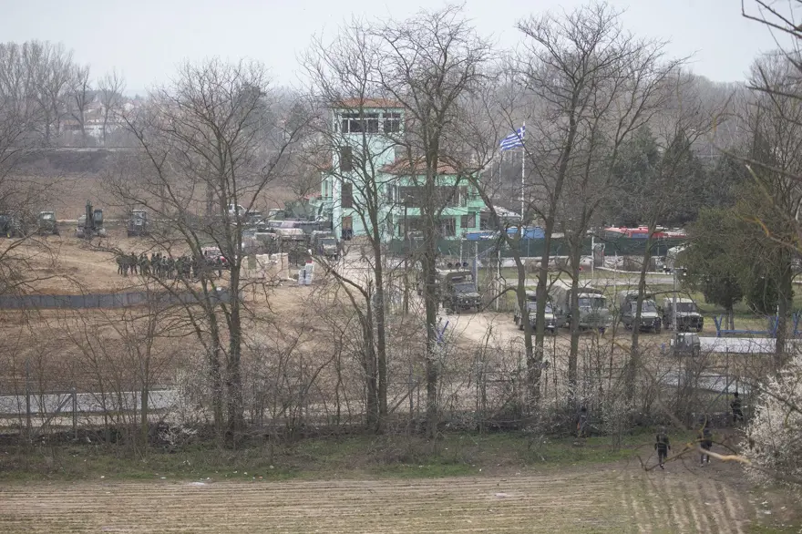 Yunanistan hudut birlikleri sınır hattına siper kazıyor 6