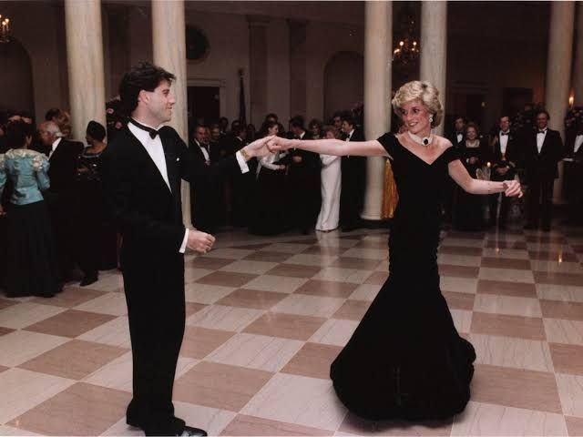 Prenses Diana'nın elbisesi satışta (John Travolta ile dans etmişti)