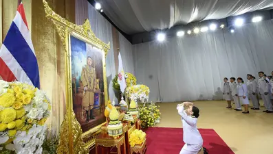 Aynı aileden üçüncü başbakan! Törene babasıyla el ele geldi