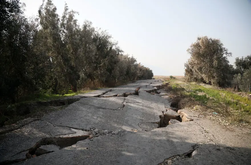 Depremden sonra kuş cennetinde büyük yarıklar 1
