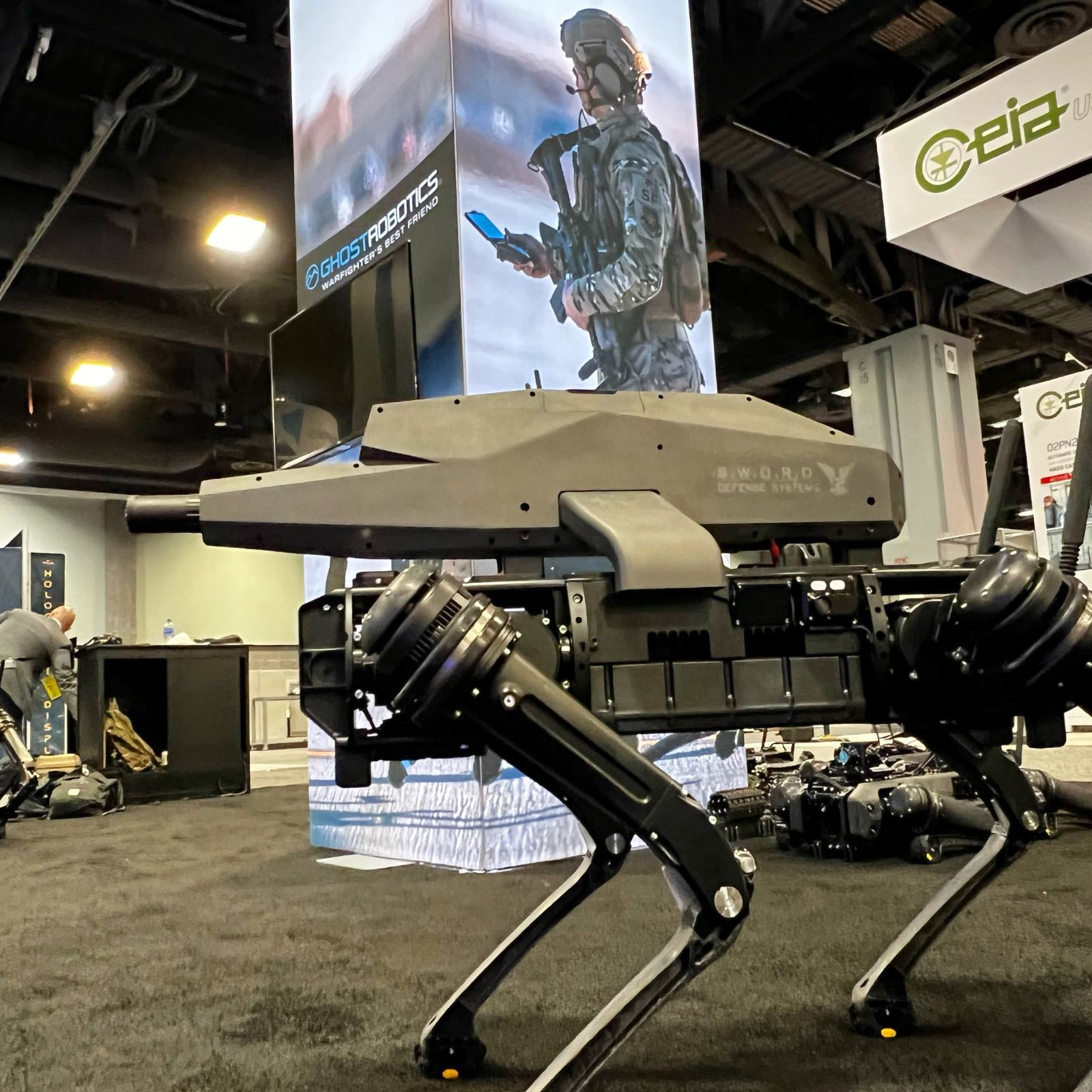 Robot köpeğe sniper silahı monte edildi