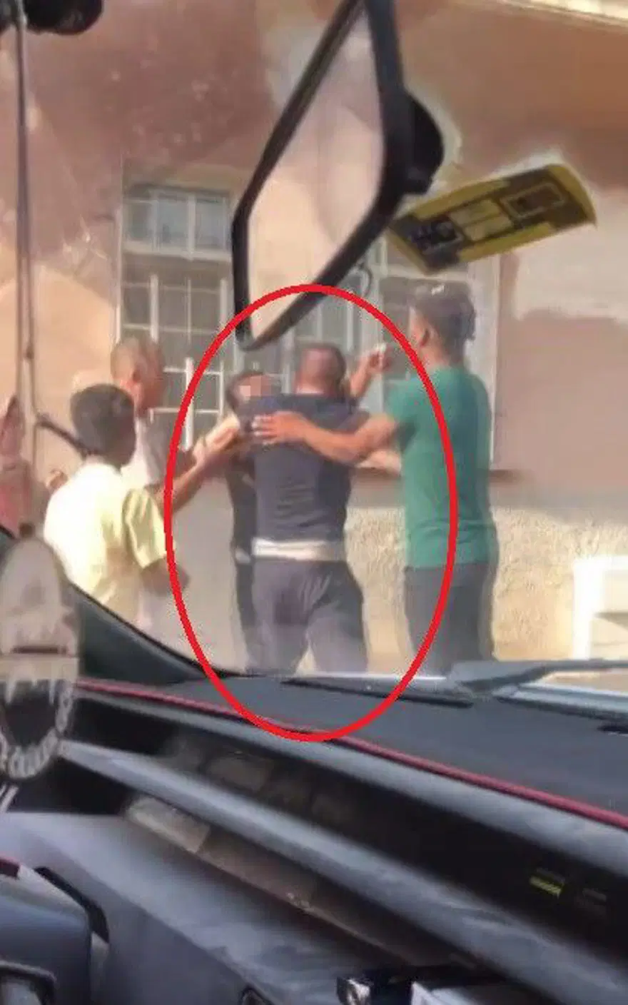 Hatay'da tekmeli yumruklu kavga: Sokak boks ringine döndü! 4