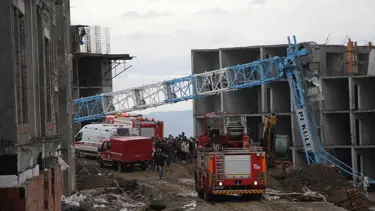 İnşaatta kule vinç devrildi: 1 ölü