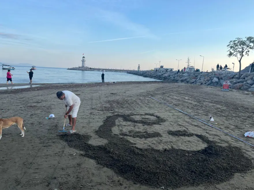 Barış Manço'nun resmini Alanya sahillerine işledi 1