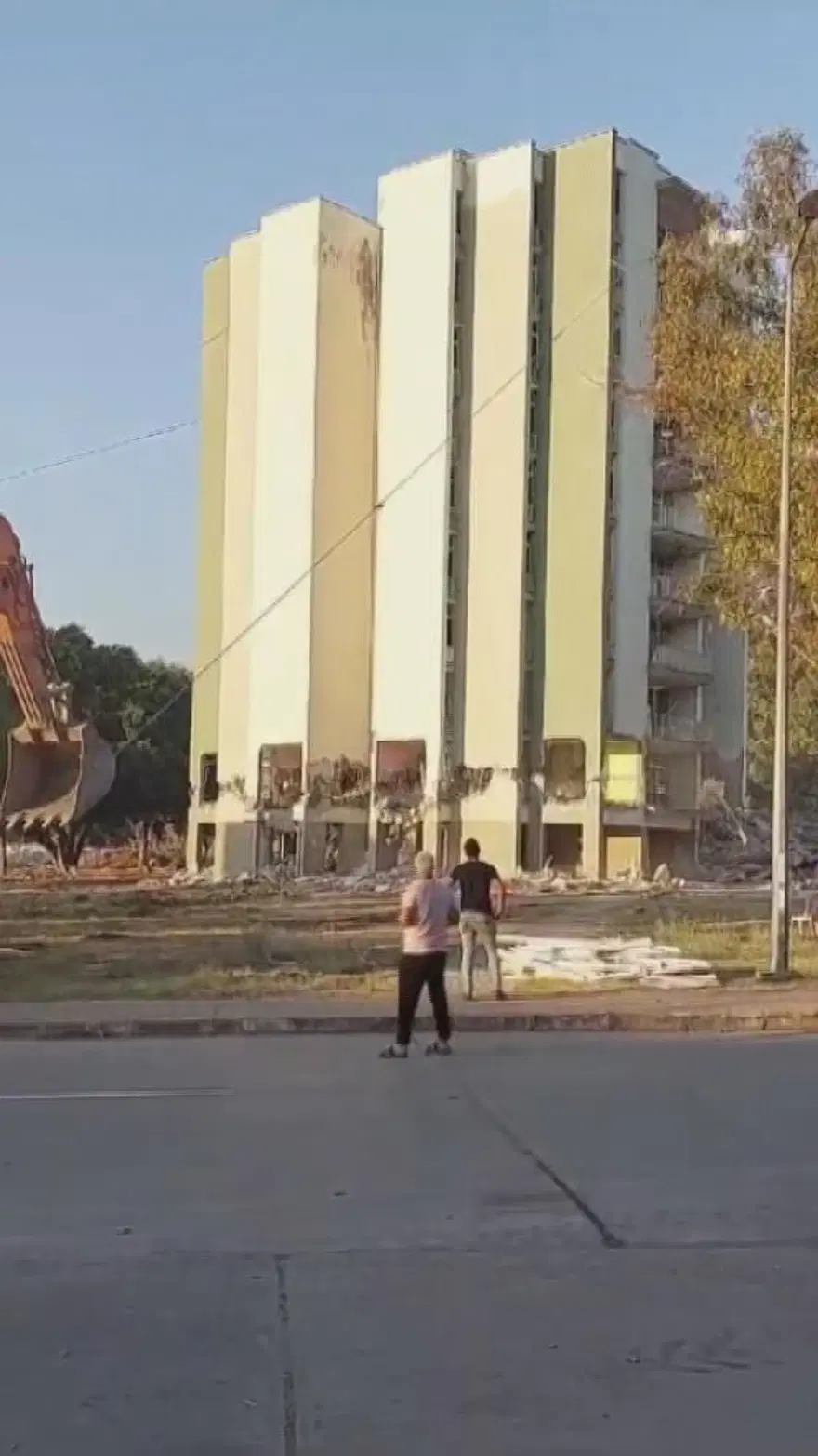 10 katlı bina çelik halatlarla yıkıldı (Hatay’da yıkım veenkaz kaldırma çalışmaları sürüyor) 