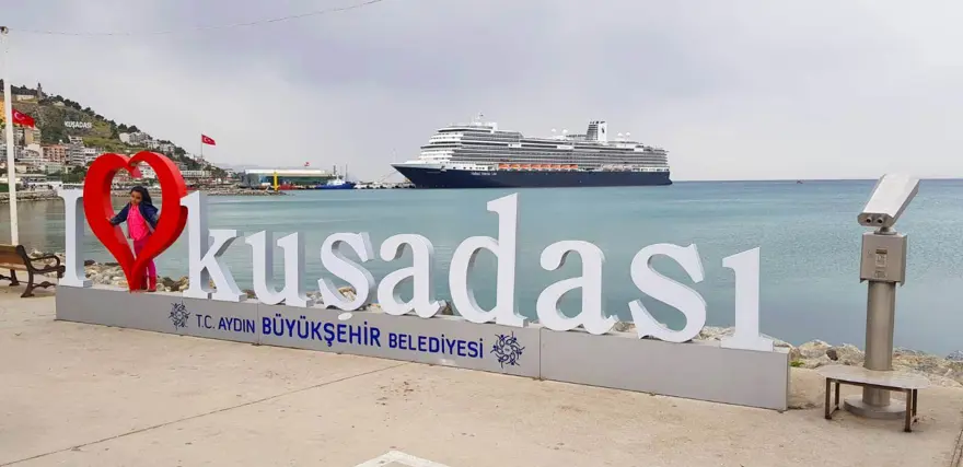 Ünlü transatlantik 3 yıl sonra yeniden Kuşadası'nda 