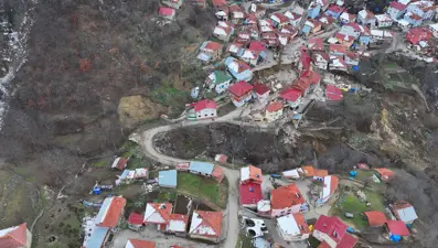 Tokat’ta heyelanlar köyü ikiye böldü