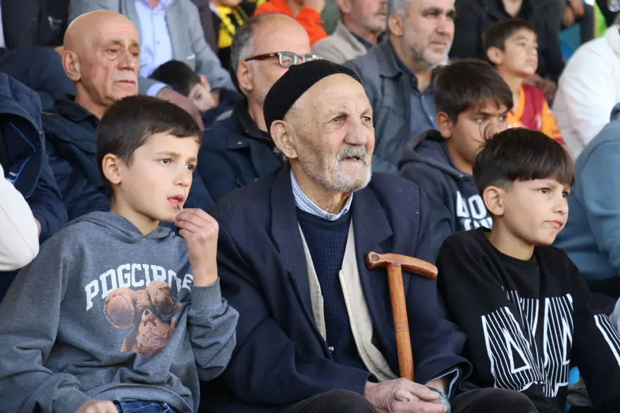 85'lik Selahattin dedenin futbol tutkusu: Kulübün en yaşlı taraftarı, her maça gidiyor 
