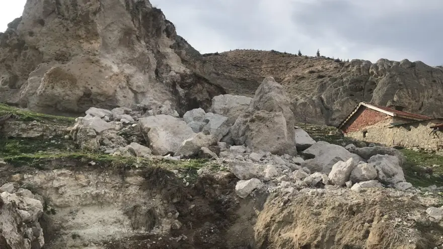 Dağdan kopan dev kayalar yerleşim yerine geldi | Fay hattının başladığı nokta 4