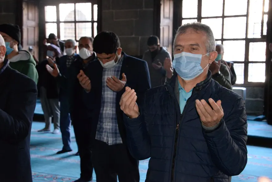 Cuma namazının ardından 'Yağmur duası' yapıldı 24